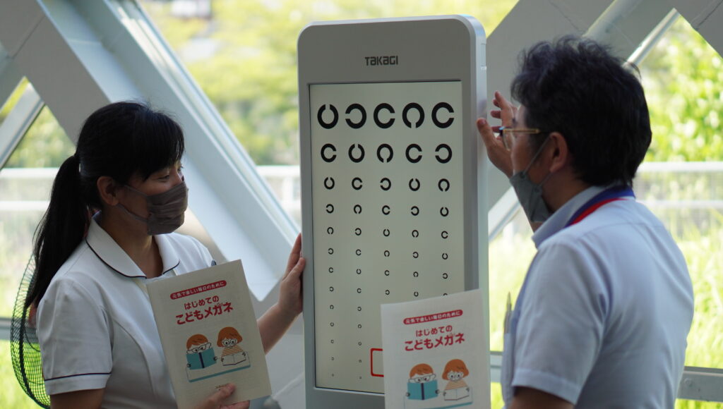 視能訓練士とメガネ専門店のコラボによる視力検査体験